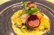 Ein bretonisches Gericht, das Land und Meer perfekt verbindet: Sandrine kocht eine Jakobsmuschelpfanne mit gebratener Andouille-Wurst.