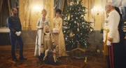 Die kaiserliche Familie öffnet Geschenke.