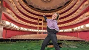 In der Bayerischen Staatsoper München findet Checkerin Marina heraus, was in der Oper hinter der Bühne passiert.
