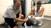 In einer mehrstündigen Not-OP versuchen Dr. Tobias Neuberger und Dr. Yasmin Diepenbruck das Leben der Mischlingshündin Djuna zu retten.