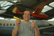 Checker Tobi ist stolz auf seinen Papierflieger.