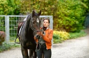 Jenny Guldenstein (Giulia Goldammer), Pferdenärrin und passionierte Jägerin, ist nach Tod des Familienoberhauptes aus Kanada zurückgekehrt, um die Nachlassangelegenheiten mit ihren Brüdern zu regeln.