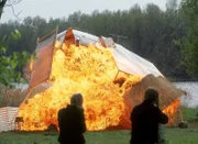Der Wohnwagen, in dem sich Lambertz, Tom, Semir und die Schriftenexpertin befinden, wird beschossen und explodiert...