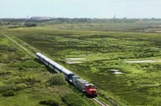 Zug in Richtung Westen. Auf dieser Strecke fährt die Bahn nur bei Bedarf.
