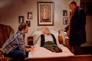 Theresa hofft, dass die beiden Brüder den Streit beenden und sich wieder zusammenraufen. Von links: Gregor Brunner (Holger Matthias Wilhelm), Theresa Brunner (Ursula Erber) und Hubert Kirchleitner (Bernhard Ulrich).