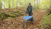 Der 92-jährige Gerhart Wissel mit dem von ihm entwickelten geländetauglichen Rollator