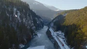 In der bis zu 400 Meter tiefen Rheinschlucht ist die Bahnstrecke der einzige Verkehrsweg.
