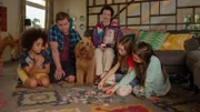 Um die Stille zu überbrücken, legt die Familie ein Puzzle zusammen.