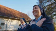 Schwester Maria probt einen Tanz für die Sozialen Medien.