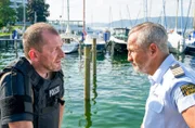 Paul Schott (Tim Wilde, r.) befragt Einsatzleiter Matthias Krämer (Martin Lindow, l.) zu den Geschehnissen bei der Bombenentschärfung.