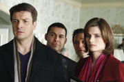 Richard Castle (Nathan Fillion, l.), Javier Esposito (Jon Huertas, 2.v.l.), Kevin Ryan (Seamus Dever, 2.v.r.) und Kate Beckett (Stana Katic, r.) stehen mal wieder vor einem Rätsel.