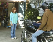Frankie (Patricia Heaton, l.); Mike (Neil Flynn)