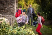 Finja (Amelie Rafolt Gomes, re.), Joyce (Matilda Willigalla; 2.v.li.) und Paul (Malique Heidorn, 1.v.li.) konfrontieren Schulrat Dr.Berger (Robert Schupp) mit dem ominösen Fund an der Ruine.