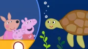 Im Great Barrier Reef treffen Frau Känguru, Peppa und Mama Wutz (v.l.n.r.) in ihrem U-Boot auf eine Riesen-Schildkröte.