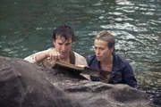 Der einzige Hinweis auf den Verbleib der mächtigen Waffe ist ein Buch, das in der Sprache der Vögel verfasst ist. Flynn (Noah Wyle) und Nicole (Sonya Walger) versuchen mit aller Kraft, den Hinweisen zu folgen. Der begabte Student Flynn Carsen tritt seinen ersten Job an der Metropolitan Bibliothek an. Dort erwartet ihn eine große Überraschung: In einem geheimen Trakt des Gebäudes werden die wertvollsten Schätze der Menschheitsgeschichte aufbewahrt, darunter der Speer, den ein römischer Soldat einst Jesus in die Seite stieß. Als dieses heilige Artefakt von der mysteriösen "Bruderschaft der Schlange" gestohlen wird, soll Flynn es zurückholen - ein Auftrag, der für ihn zum Abenteuer seines Lebens wird ...