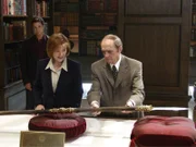 Von links: Flynn Carsen (Noah Wyle), Charlene (Jane Curtin) und Judson (Bob Newhart) begutachten den Speer des Schicksals.
