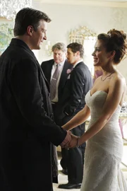 Am Morgen einer Hochzeit wird die Brautjungfer tot aufgefunden. Castle (Nathan Fillion, l.) muss feststellen, dass die Braut seine längst verflossene Liebe Kyra (Alyssa Milano, r.) ist.