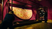 Vitrine des Krönungsmantels in der Wiener Schatzkammer wird geöffnet.