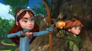 Sichtlich stolz führt Marian ihr Können mit Pfeil und Bogen Robin Hood vor.