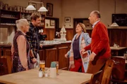 Während Hubert nach seiner Schlägerei mit Gregor zur Vernunft kommt, lässt Gregor Theres' und Fannys Standpauke stumm über sich ergehen. Von links: Theresa Brunner (Ursula Erber), Gregor Brunner (Holger Matthias Wilhelm), Rosi Kirchleitner (Brigitte Walbrun) und Hubert Kirchleitner (Bernhard Ulrich).