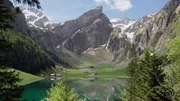 Der Seealpsee liegt unterhalb des Säntis in den Appenzeller Alpen.