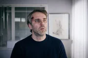 Jochen Mohn (Stefan Rudolf) steht gedankenverloren in seinem Büro.