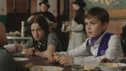Beim Zauberwettstreit, der nach dem Mittagessen beginnt, wird Mildred (Bella Ramsey) für die Graustein-Akademie und der Zauberschüler Silas (Max True) für die Fünfzack-Akademie antreten.