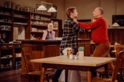 Hubert und Gregor geraten aneinander. Von links: Theresa Brunner (Ursula Erber), Gregor Brunner (Holger Matthias Wilhelm) und Hubert Kirchleitner (Bernhard Ulrich).