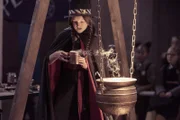 Beim traditioneller Hexenwettstreit konzentriert sich Mildred (Bella Ramsey) voll und ganz auf ihre Aufgabe.