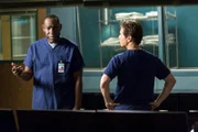 Dr. Julian Cummings (James McDaniel l.) und Dr. Scott Clemmens (Scott Wolf)