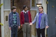 Howard (Simon Helberg, l.) und Raj (Kunal Nayyar, M.) sind irritiert, dass Leonard (Jim Parsons, r.) und Sheldon nicht gemeinsam "Game of Thrones" schauen wollen. Ursache dafür ist eine scheinbar unüberwindbare Meinungsverschiedenheit zwischen den Mitbewohnern ...