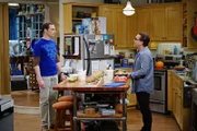 Sheldon (Jim Parsons, l.) nimmt es Leonard (Johnny Galecki, r.) übel, dass dieser nicht mehr zu den von Sheldon angesetzten Mitbewohner-Treffen kommen will. Brenzlig wird die Situation allerdings erst, als Penny auf einmal für Sheldon Partei ergreift und Amy Leonard unterstützt ...