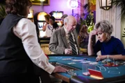 Dr. John Sturgis (Wallace Shawn, l.); Meemaw (Annie Potts, r.)