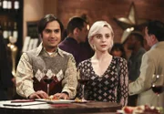 Bei einer Weinprobe, an der Penny, Leonard, Howard und Amy teilnehmen, stellt Raj (Kunal Nayyar, l.) ihnen das erste Mal seine Freundin Claire (Alessandra Torresani, r.) vor. Die Situation wird jedoch unangenehm, als Penny Exfreund sich dazu gesellt und Claire Komplimente macht ...