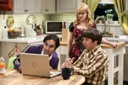 Raj (Kunal Nayyar, l.) und Howard (Simon Helberg, r.) haben endlich ihre Erfindung fertiggestellt. Doch als sie unmittelbar danach eine E-Mail von der NASA erhalten, glauben sie, die Regierung ist hinter ihnen her. Bernadette (Melissa Rauch, M.) kann ihre Panik jedoch nicht nachvollziehen?