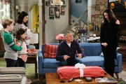 (v.l.n.r.) Teddy Burns (Matthew McCann); Emme Burns (Hala Finley); Kate Burns (Grace Kaufman); Adam Burns (Matt LeBlanc); Andi Burns (Liza Snyder)