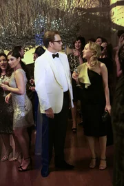 Möchten auf einer Party Nella Westers rechten Hand und ihrem Rivalen, die beide als Zeugen im Prozess geladen sind, befragen: Bull (Michael Weatherly, l.) und Marissa (Geneva Carr, r.)