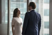 Die Hilfe der attraktiven Anwältin J.P. Nunnelly (Eliza Dushku,l.) bei der Verteidigung von Benny vor Gericht ist natürlich nicht ganz umsonst: Bull (Michael Weatherly, r.) soll sie dafür bei drei ihrer Fälle beraten ...