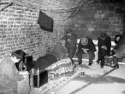 Einwohner während eines alliierten Luftangriffes in einem Luftschutzbunker.