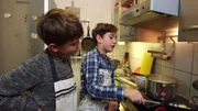 Linus und Michael kochen Knödel.