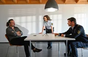 Jakob Frings (Max König, r.) und Julia Demmler (Wendy Güntensperger, M.) befragen Kubitscheks Geschäftspartner Baz Lehmann (Gerhard Greiner, l.). Doch der hat ein Alibi.
