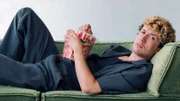 Maximilian Mundt auf der Couch.