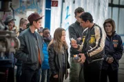 Kira wird von Moro und seiner Gang zur Rede gestellt.