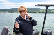 Nele Fehrenbach (Floriane Daniel) gibt erste Ermittlungsergebnisse an ihr Team weiter.