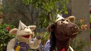 Wolle und Pferd können sich nicht entscheiden, in welcher Farbe sie ihre Möhre streichen wollen.