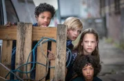 Tayo (Samuel Adams), Levin (Moritz Pauli), Kira (Marlene von Appen) und Femi (Spencer König) auf Beobachtungsposten.