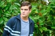 Philipp Hegemann (Christoph Moreno), der Sohn der Inselköchin, beobachtet die Ermittlungen. Er schwärmt ganz offensichtlich für die Auszubildende Denise.