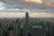William Klein war von New York gleichermaßen abgestoßen und fasziniert: In seinen Fotografien zeigt er New York nicht als Sinnbild des aufstrebenden Amerikas, sondern als schmutzige und chaotische Metropole.