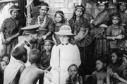 Missionare in Kantewu, 1951: Oft wurde die Verbreitung des Christentums als Vorwand genutzt, um politische und wirtschaftliche Interessen der Kolonialmächte durchzusetzen.