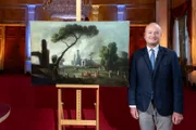 Museumsdirektor Dr. Markus Miller aus Schloss Fasanerie bei Fulda bringt ein Gemälde mit unbekannter Herkunft.